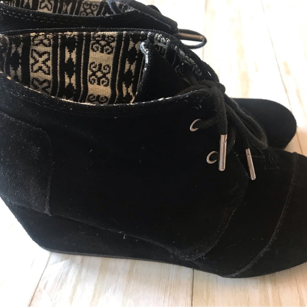 Preowned Tom’s black velvet wedge size 9 shoe,